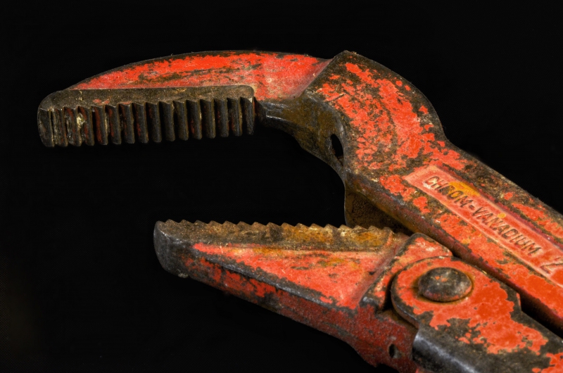 plombier-BRAS-min_pipe-wrench-318084